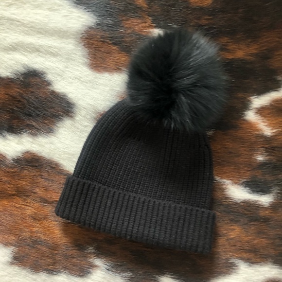 New Beanie Single Pom - black fox fur Pom beanie brand new - Picture 7 of 17